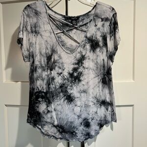 Rue21 Black and Gray Tie-Dye V-Neck Top